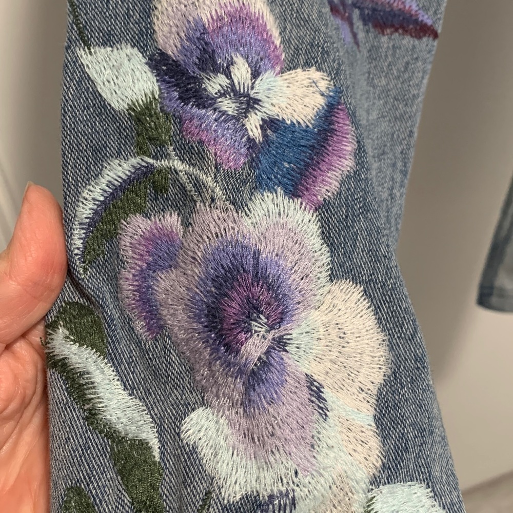 Beautiful embroidered stretchy skinny jeans